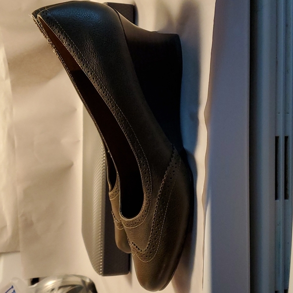 Banana Republic Olive Green Leather Wedges with wood heel - Picture 3 of 6